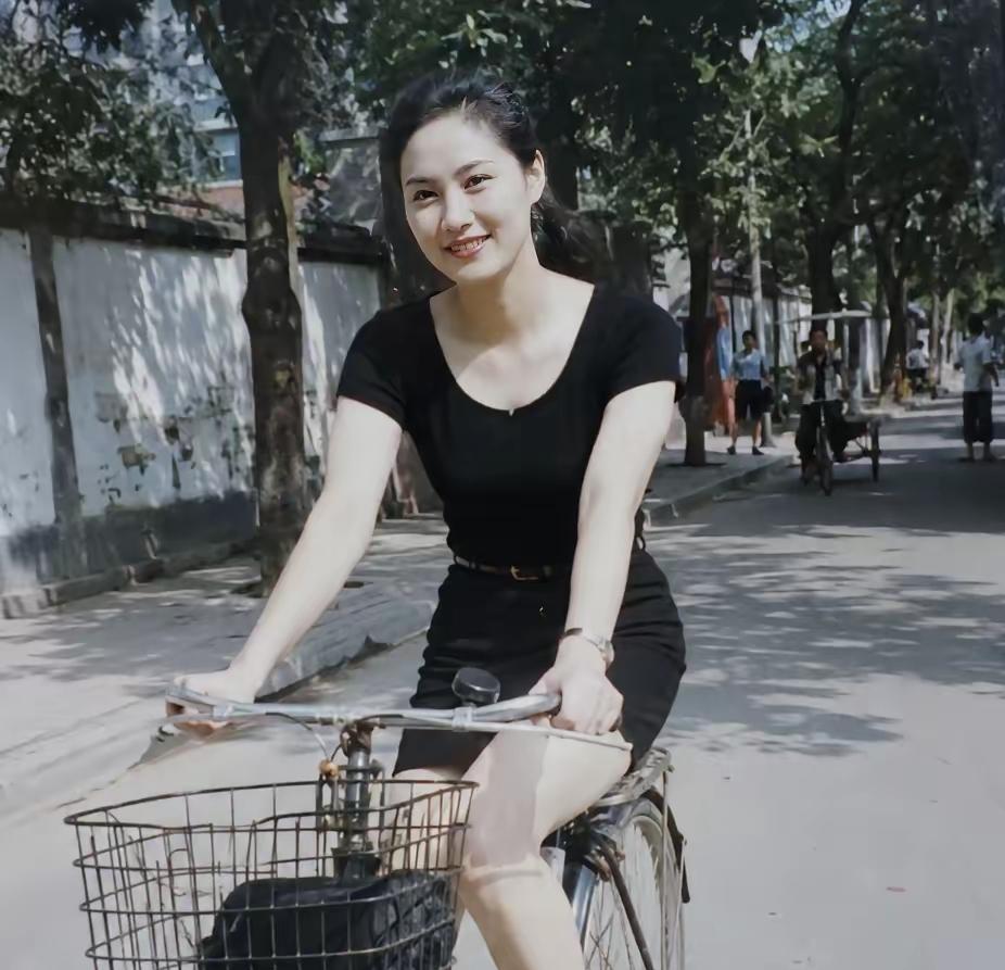 92年，我带她回家，整条巷子都轰动了。她是中专生，爸是供销社主任，家里住楼房