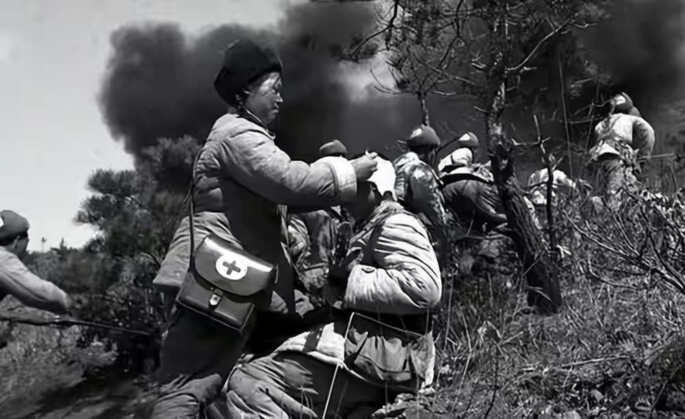 抗美援朝究竟有多惨烈？老兵亲述：一个女兵，第一炮就剩2根辫子。听老兵讲到这里