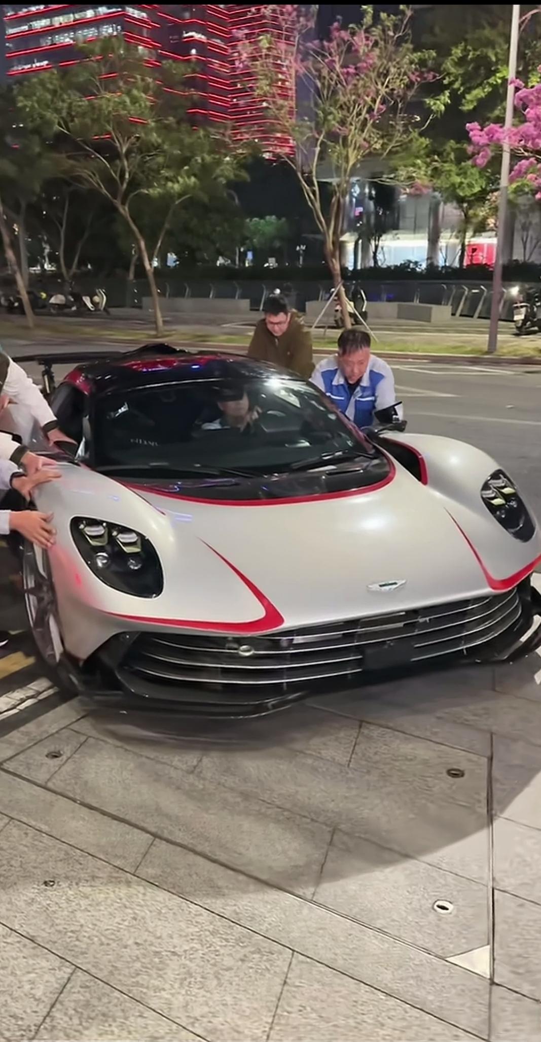 偶遇千万级神车一一阿斯顿马丁