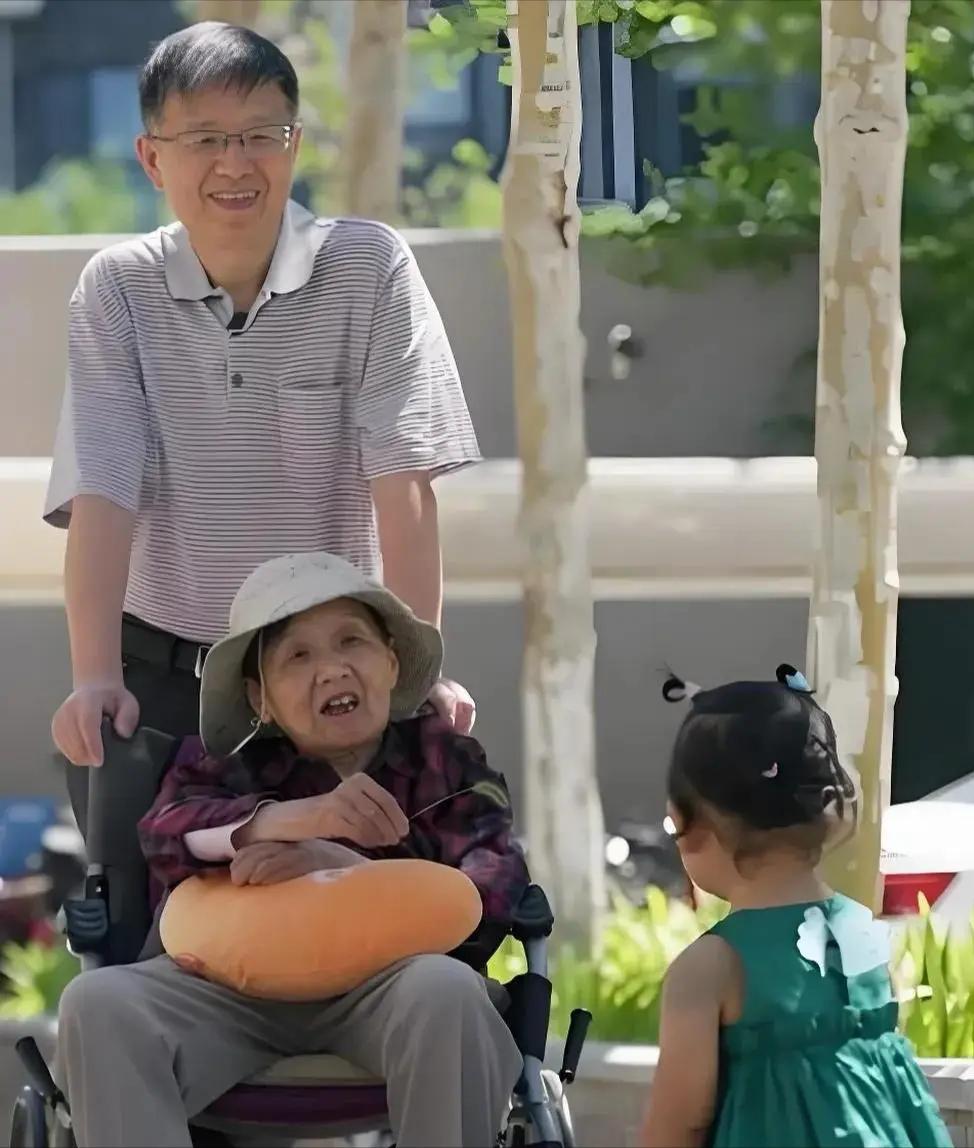 一个社会学者聊过一件事：“只要你去伺候，一个屎尿屁都不能自理的老人，不用多，就俩