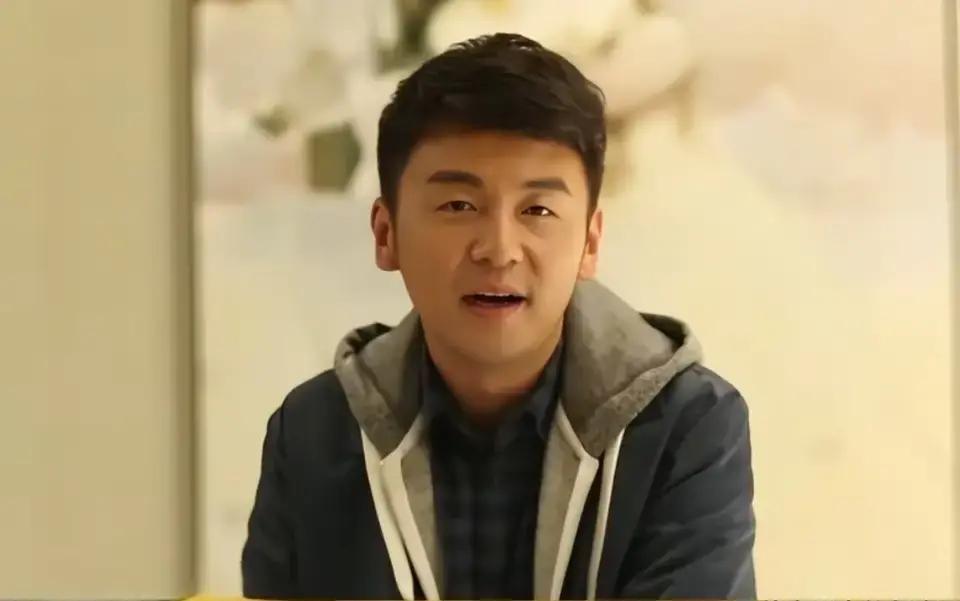 雷佳音在王牌节目里爆料，说郭京飞上大学时孤僻到全班躲着他，排练直接甩脸子走人，他