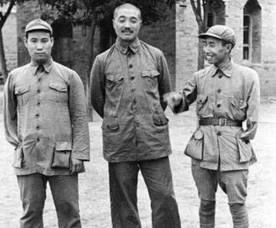 1947年，我军缴获一匹战马，贺龙一看特征脸色大变，当即下令：派一个师也要把马主