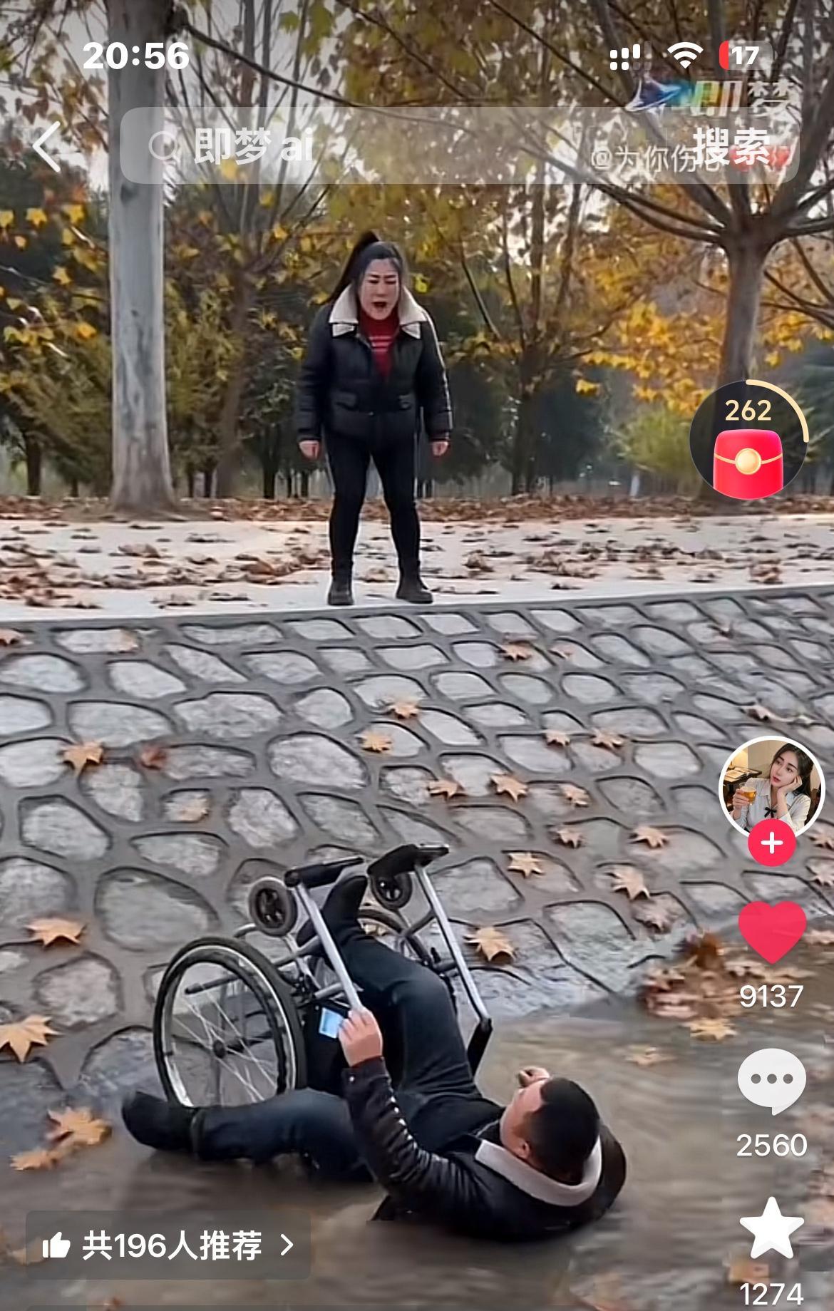 一对老年夫妻出门遛弯，半身不遂的丈夫，嫌妻子推轮椅速度慢，突然转身给妻子一巴掌！