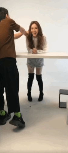 哈哈～直到我看到桌子下邓紫棋的腿！