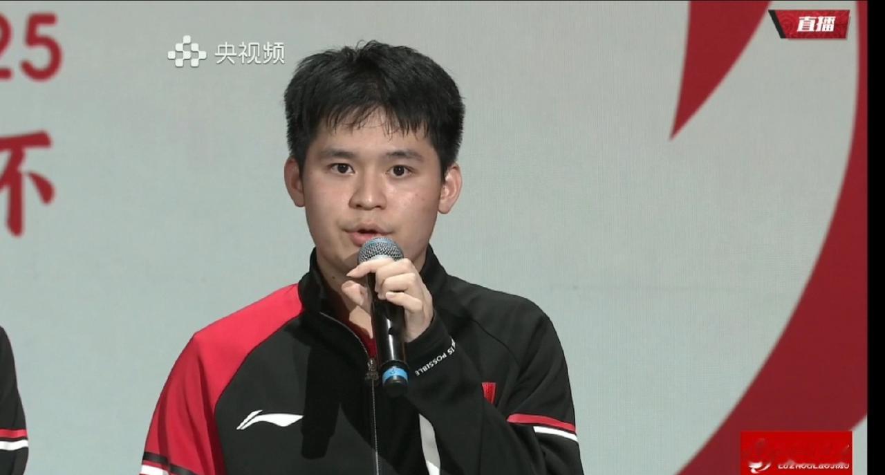混团决赛，林诗栋先输一局，他没有摇头，也没有叹气，而是把拳头攥的更紧了！