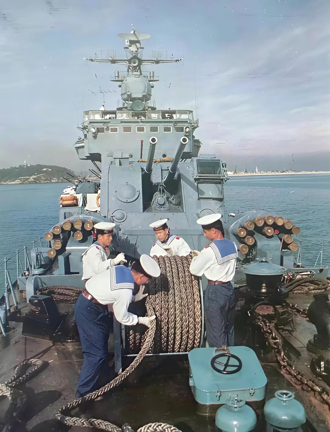 1985年南海上的051驱逐舰。051为了追求高速，采用了大长宽比，测试时最高速跑出了38节，当时及