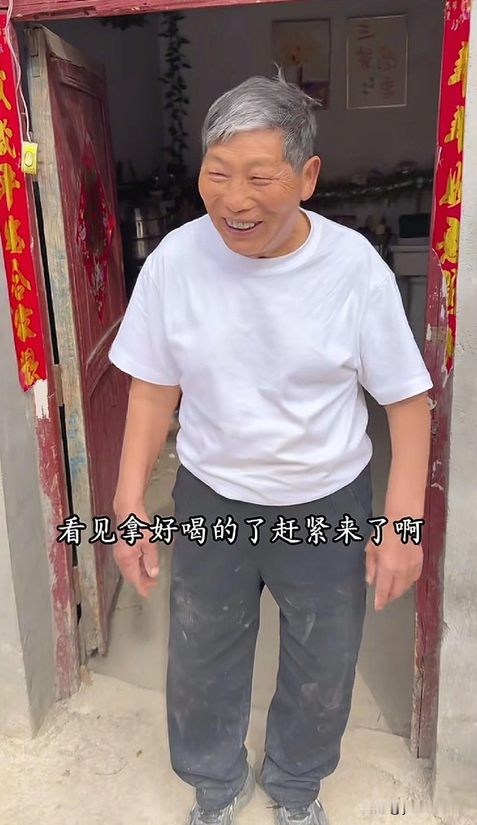 果然红气养人，树兰小白T一穿，看着年轻了不少