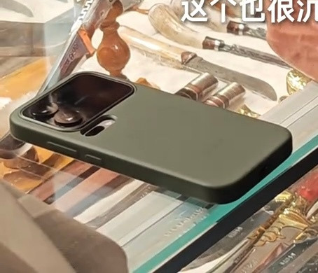 这应该是雷军的手机，看不清背屏用的什么。​​​