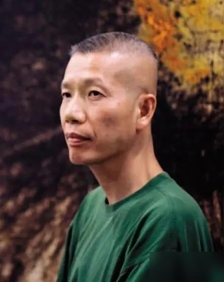 始祖鸟此刻的心情，估计比吃了苍蝇还难受，无论如何也想不到，蔡国强留了一地的鸡