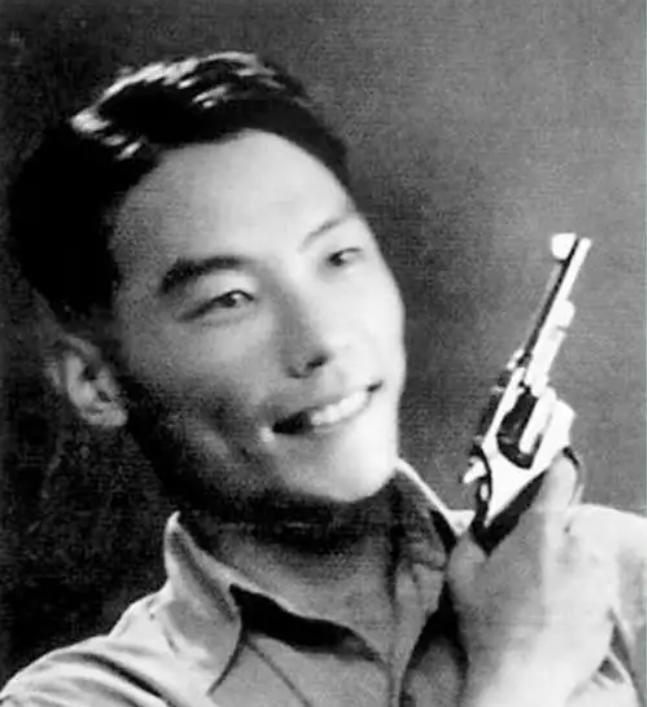 1961年，周总理在钓鱼台偶遇一个落单的少女，就问她：“你爸爸是谁？”少女说：“
