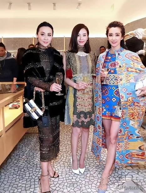 仔细看，还是刘嘉玲更有气质更漂亮！不愧大姐大，就是有衣品，完全不输最右边的李冰冰