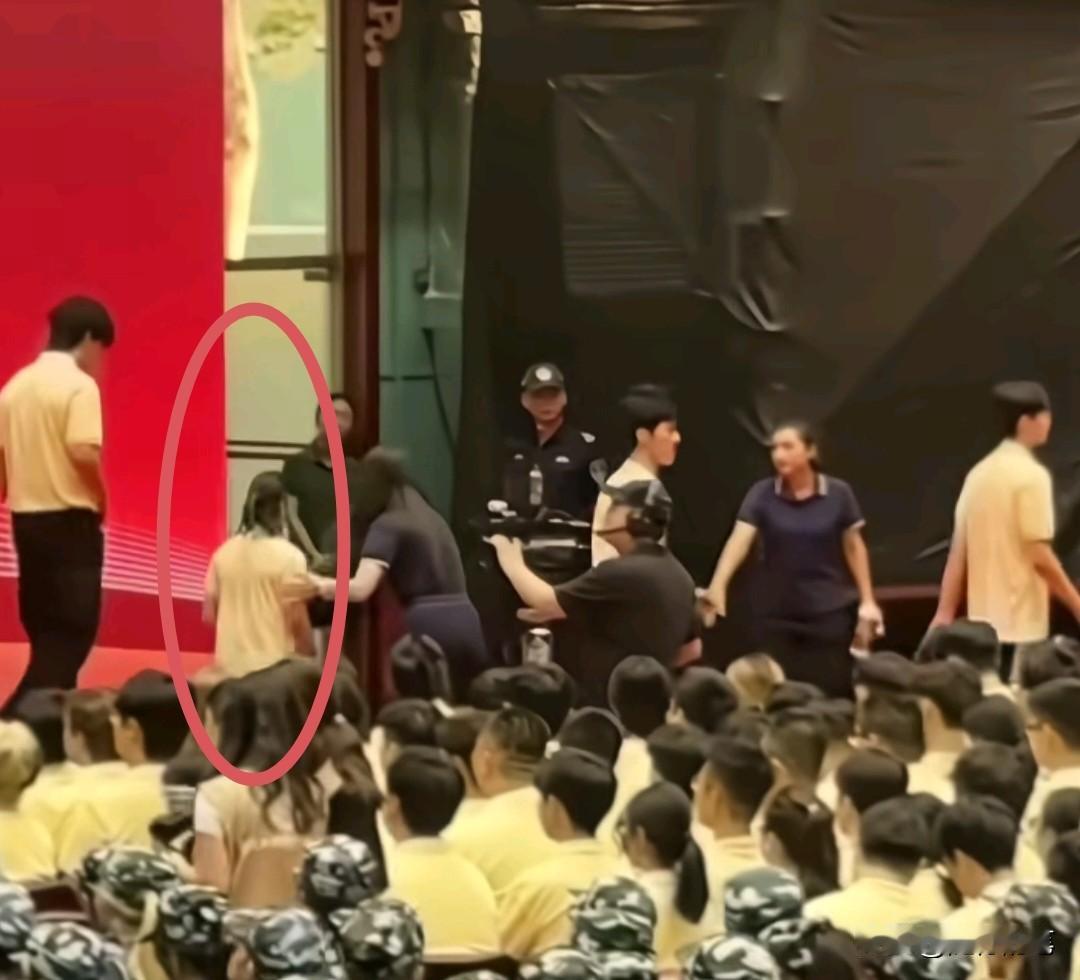 看来出席暨南大学的开学典礼都是抽时间来的。在开学典礼全红婵上台合影结束之后，