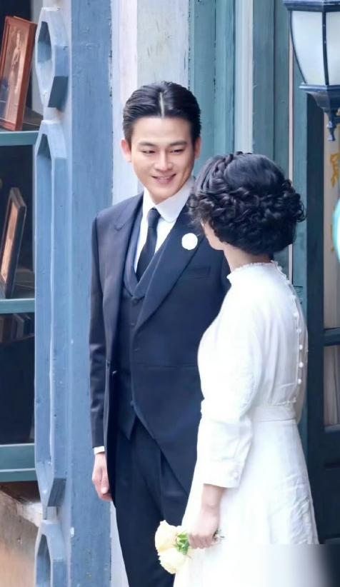 34岁的杨紫要在镜头前挑战14岁的青楼歌女。路透照里她穿着复刻百年前的法式婚纱，