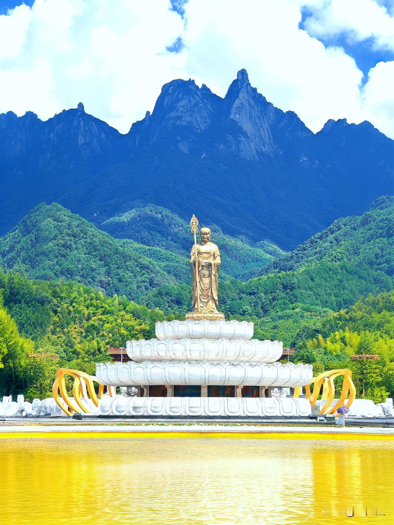 因为少林寺的缘故，很多人都认为寺庙不再清净，充满铜臭味。事实并非如此，仍然有很多