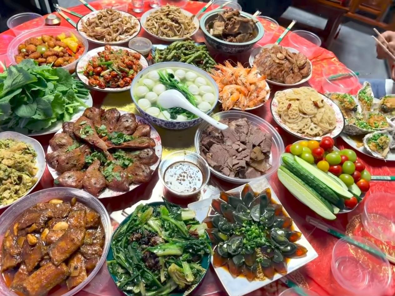 河北朋友的这顿中秋家宴，隆重又丰盛，热闹得跟过年一样！满满一大桌菜色香味俱