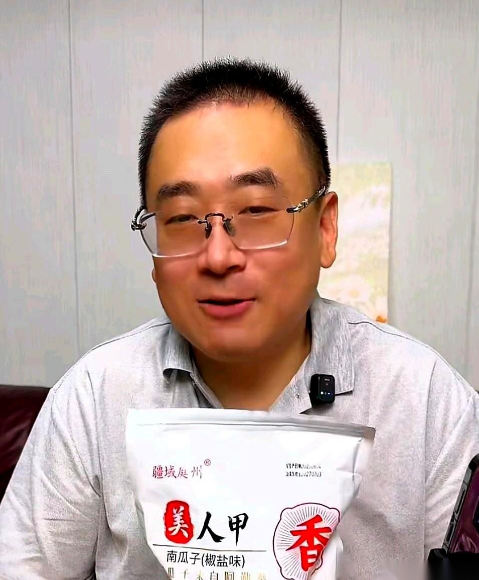 云昊的直播间，七八百人正盯着屏幕。他忽然不聊别的了，话锋一转，提到了那个叫“男