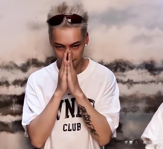 《九门》庆功宴，陈伟霆一头银发现身，曾舜晞潮男打扮很亮眼​​​