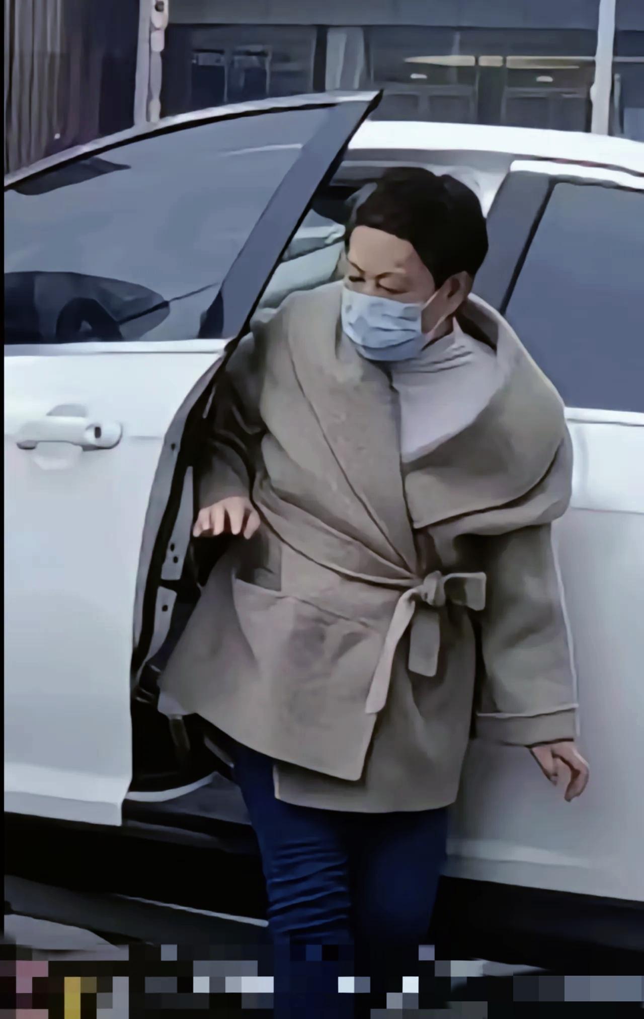 62岁大妈“神操作”火出圈！一顿操作赔光家底，网友：最少200万！62岁大