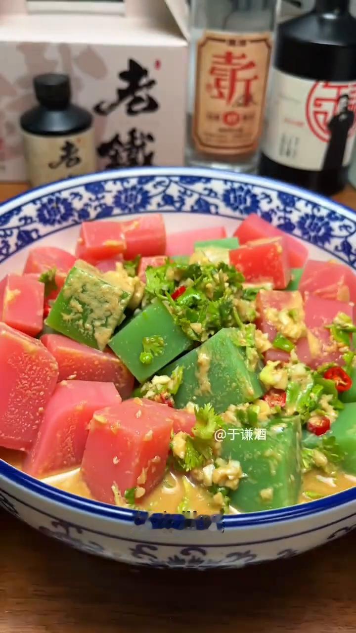 西瓜皮凉粉。北京这天太热了，这两天连着吃了好几天凉粉，今天就聊聊凉粉怎么做。