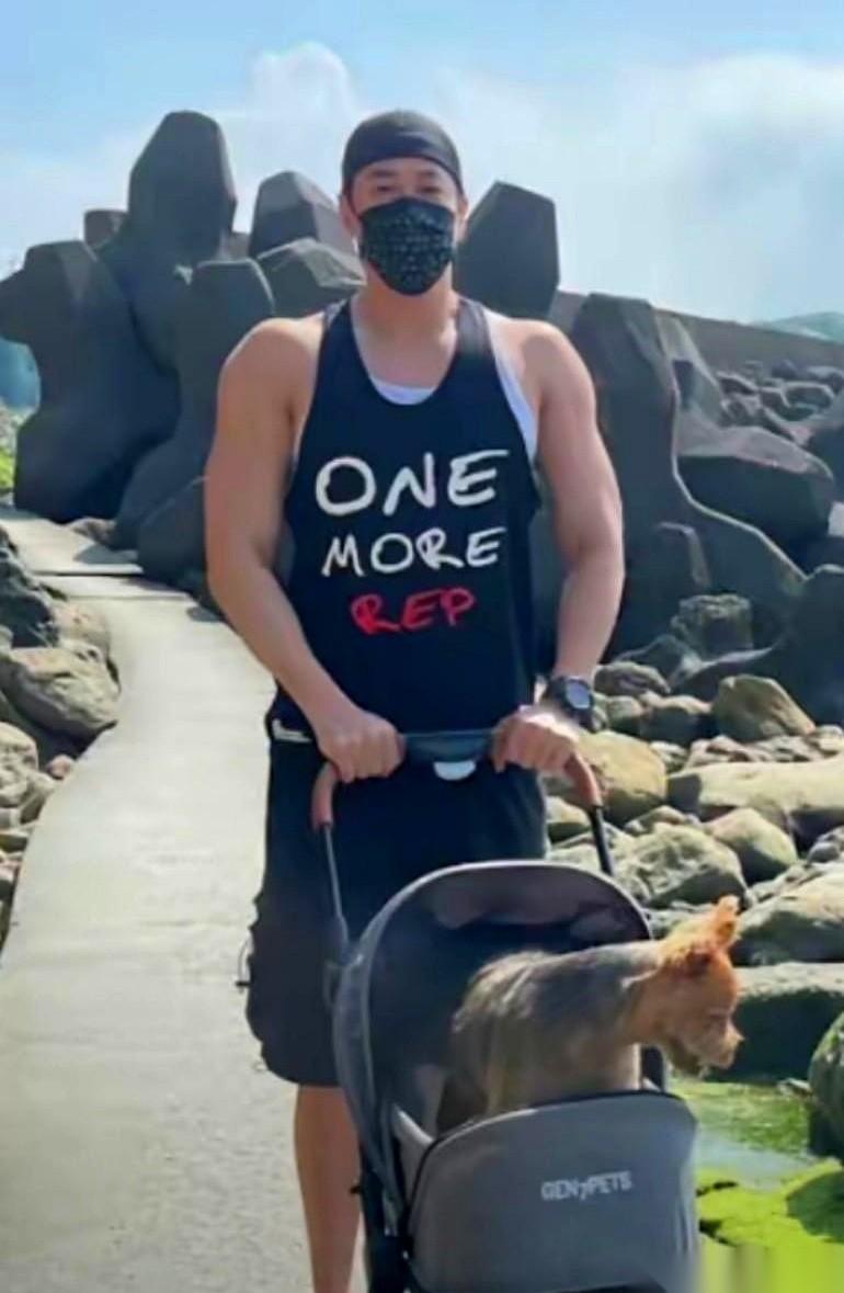 何润东讲过一个事，他一米八五，前女友一米五几。女友说，你闭上眼，我给你个惊喜。