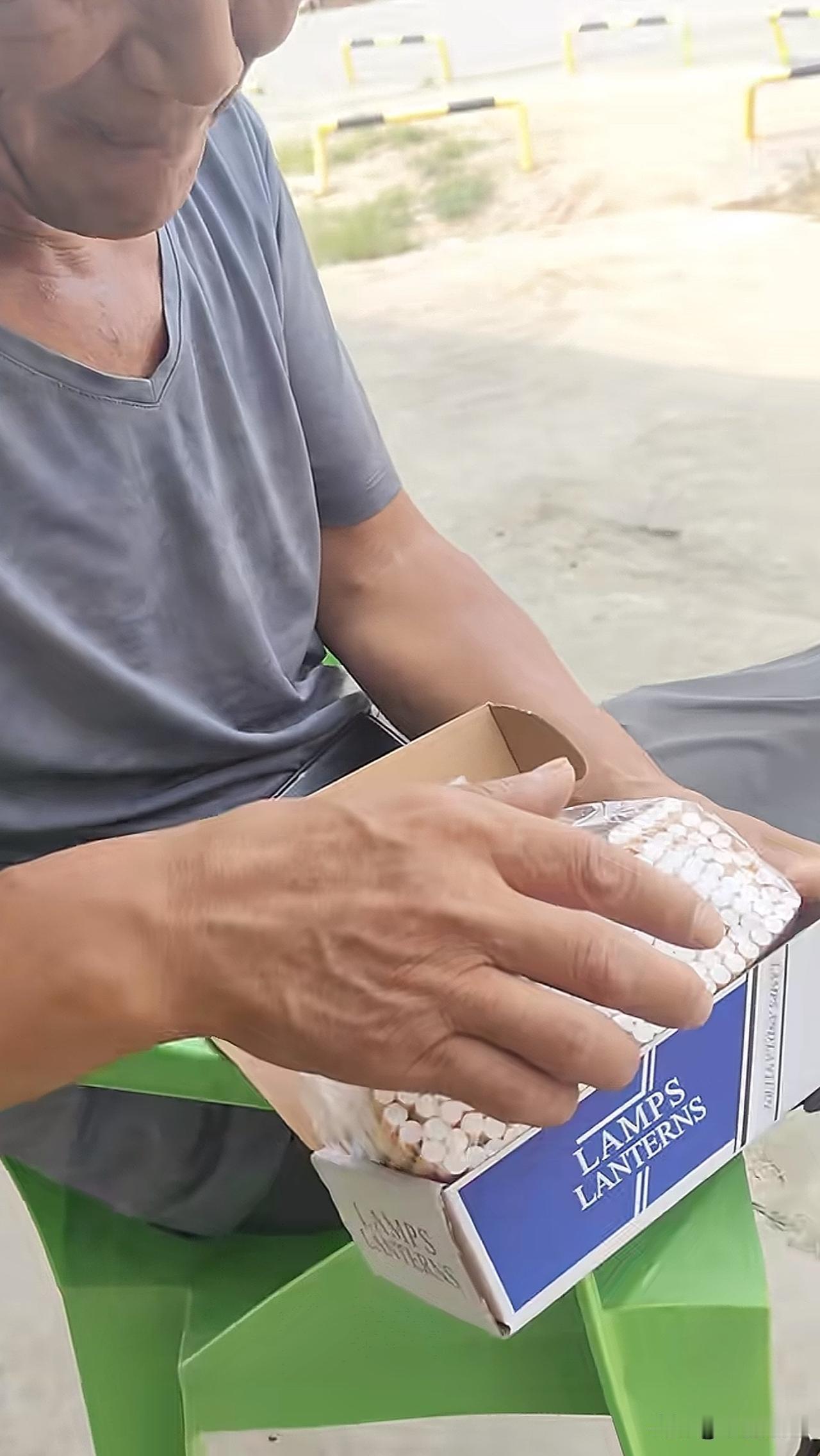 大爷说现在烟瘾不大，一天就一包[捂脸哭]