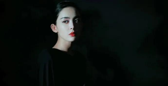 #娜扎杂志拍摄花絮释出#镜头怼脸拍也没在怕的！娜扎优越头骨线条自带高光，侧颜下
