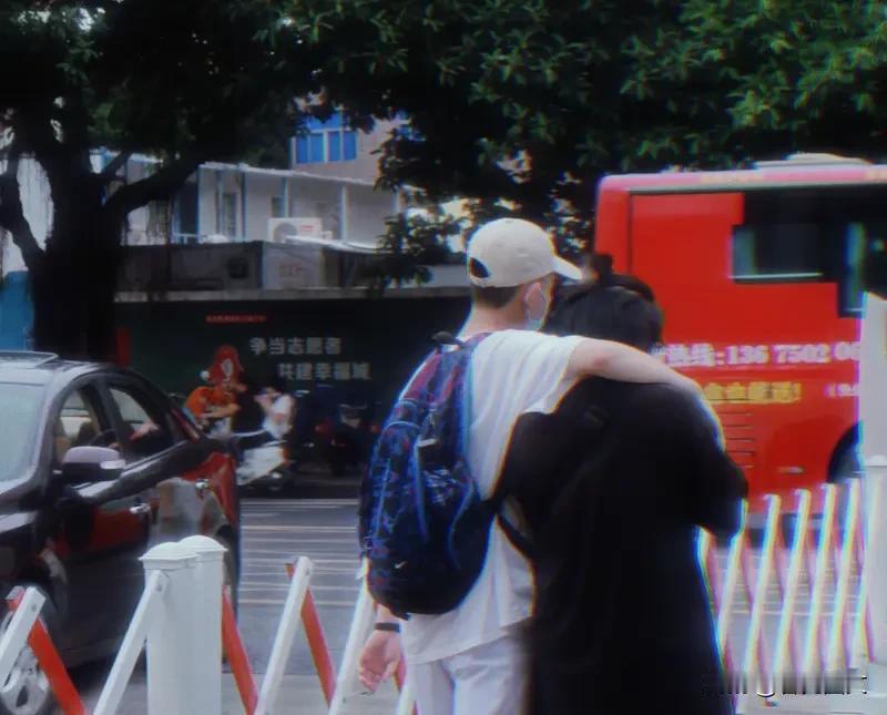 真正好的爱情，从来不是一个人拼命撑着，另一个人理所当然接受。是两个人都愿意敞开