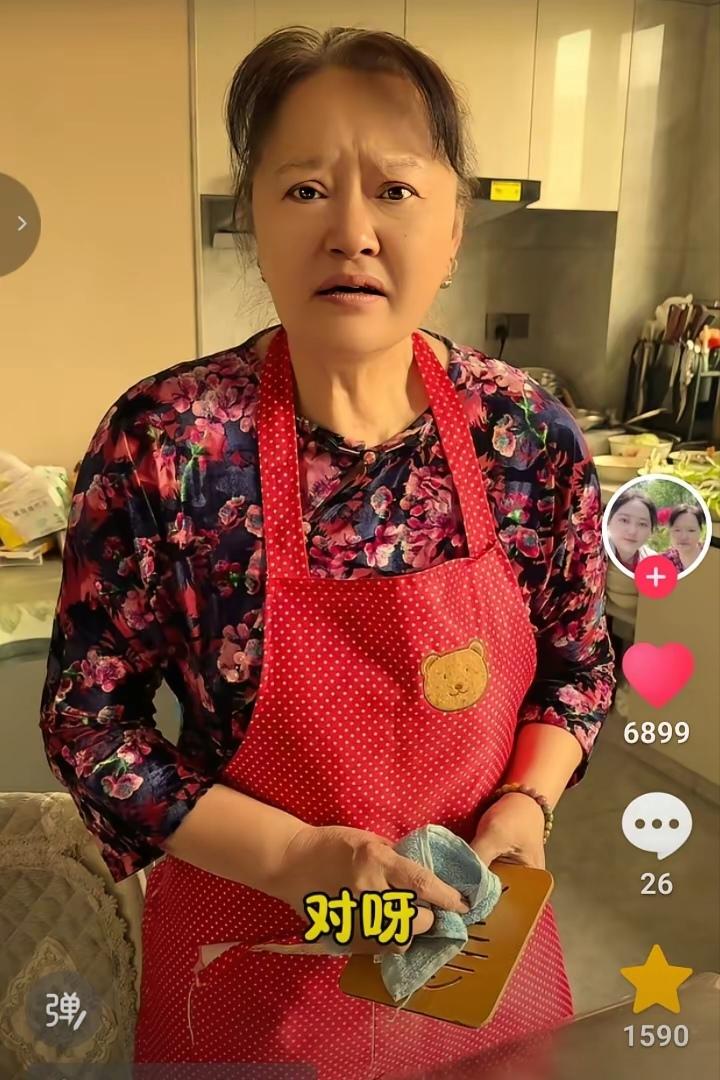 视频中，儿媳妇喊:"妈!"婆婆正准备做饭答应道:"啊!"儿媳妇:"我不跟你儿子