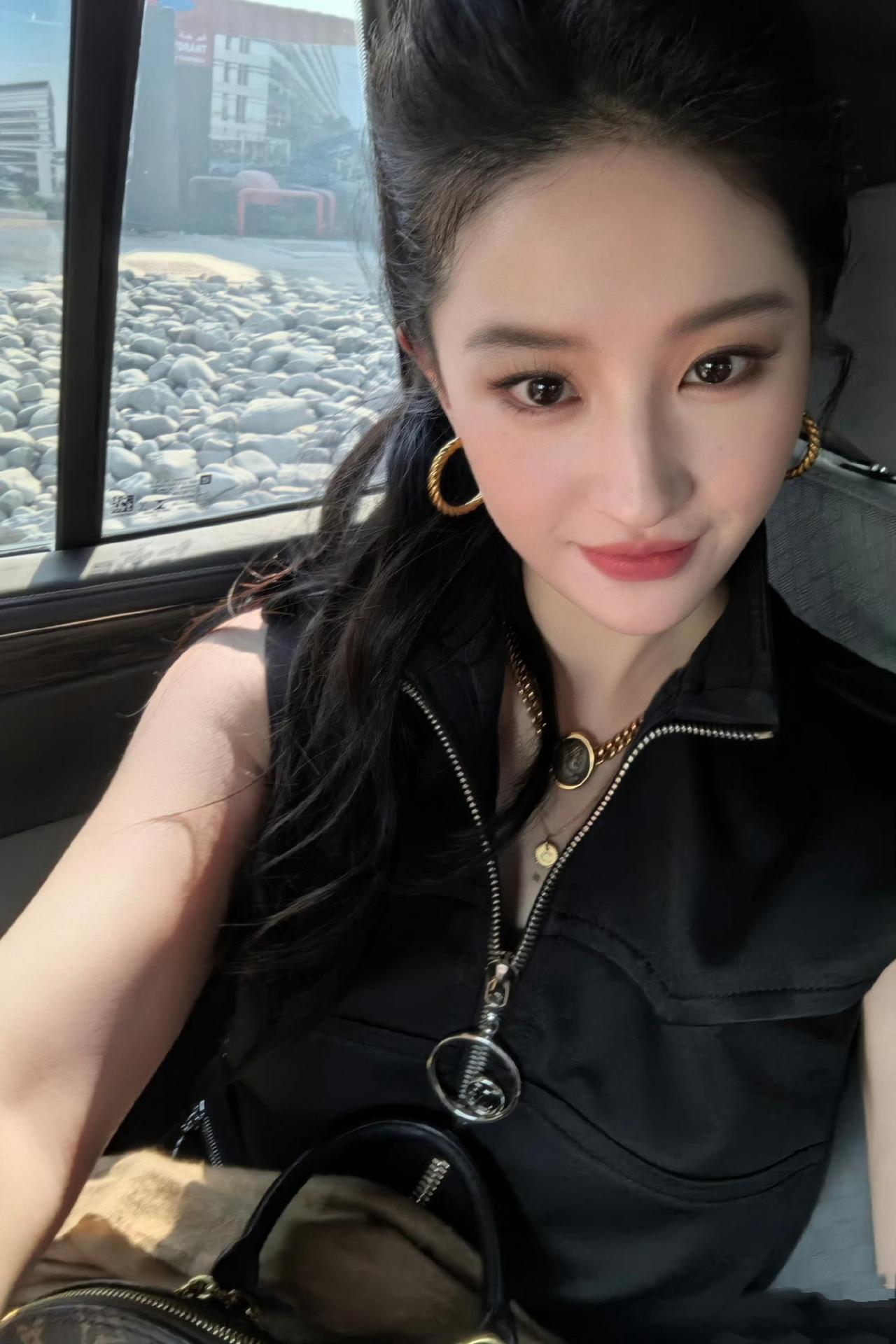 刘亦菲：瘦出新韵，神仙气质再惊艳近日，刘亦菲以全新形象惊艳众人，她真的瘦了！