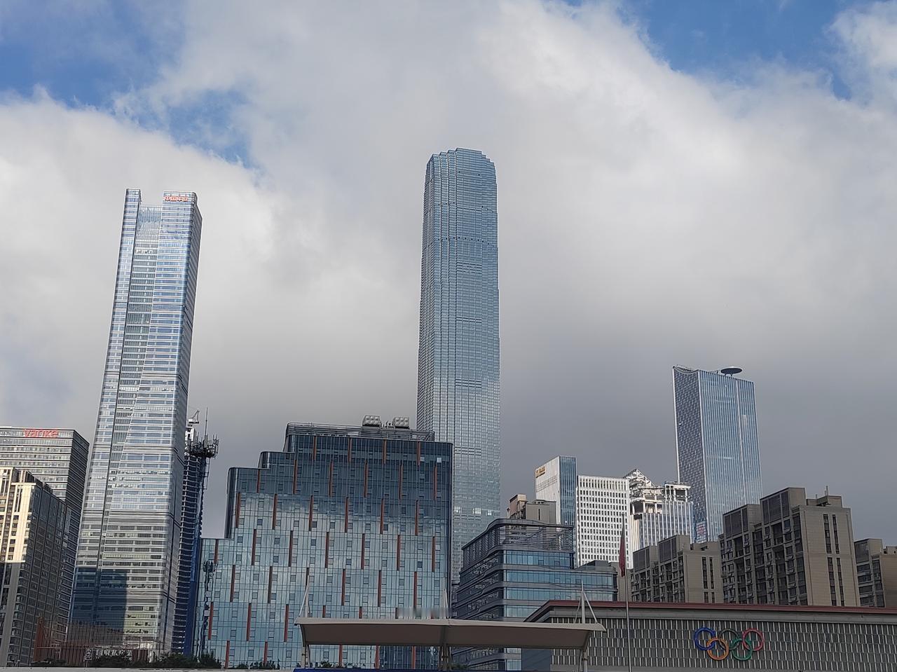 这个角度看济南CBD超高层，真像个“山”字。图片由楼友提供。
