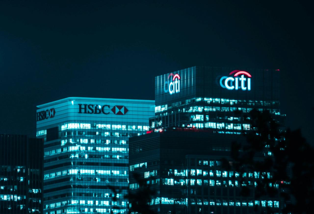 无人机深夜突防，美资银行接连破防，现在白宫进退两难没辙谁也没想到，伊朗这