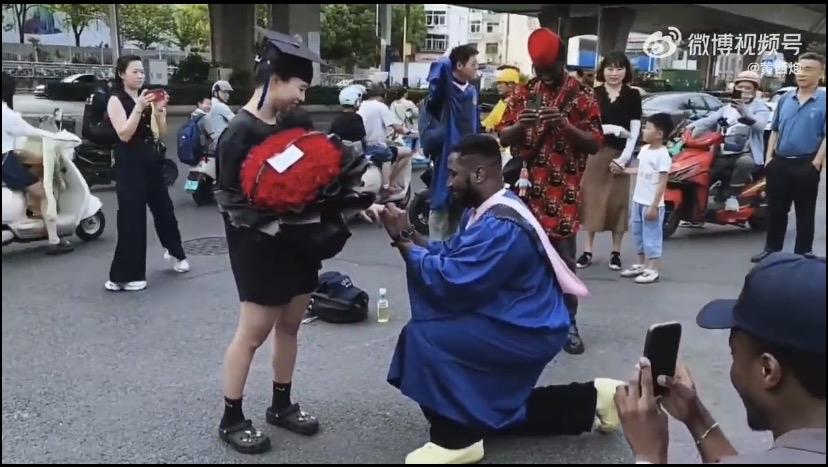 男生被求婚，主角是黑人黑人男友主动向中国男生求婚！这个瓜，有点大！还记得前