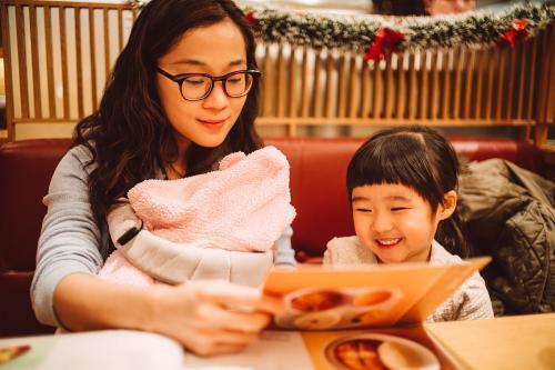 孩子在外面餐厅吃饭坐不住? 善用逻辑结果教孩子为自己的行为负责