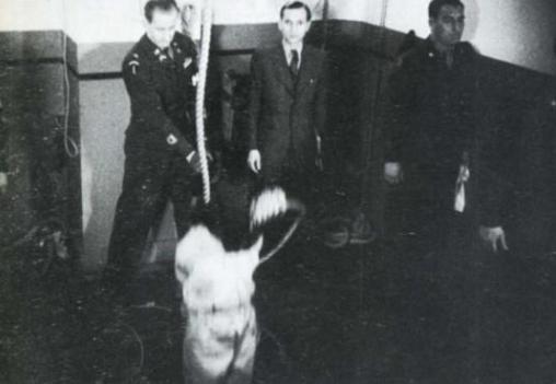 绞刑为何是最可怕的刑罚？东条在绞架上整整挣扎了12分30秒，咽气时他被折磨得涕泗