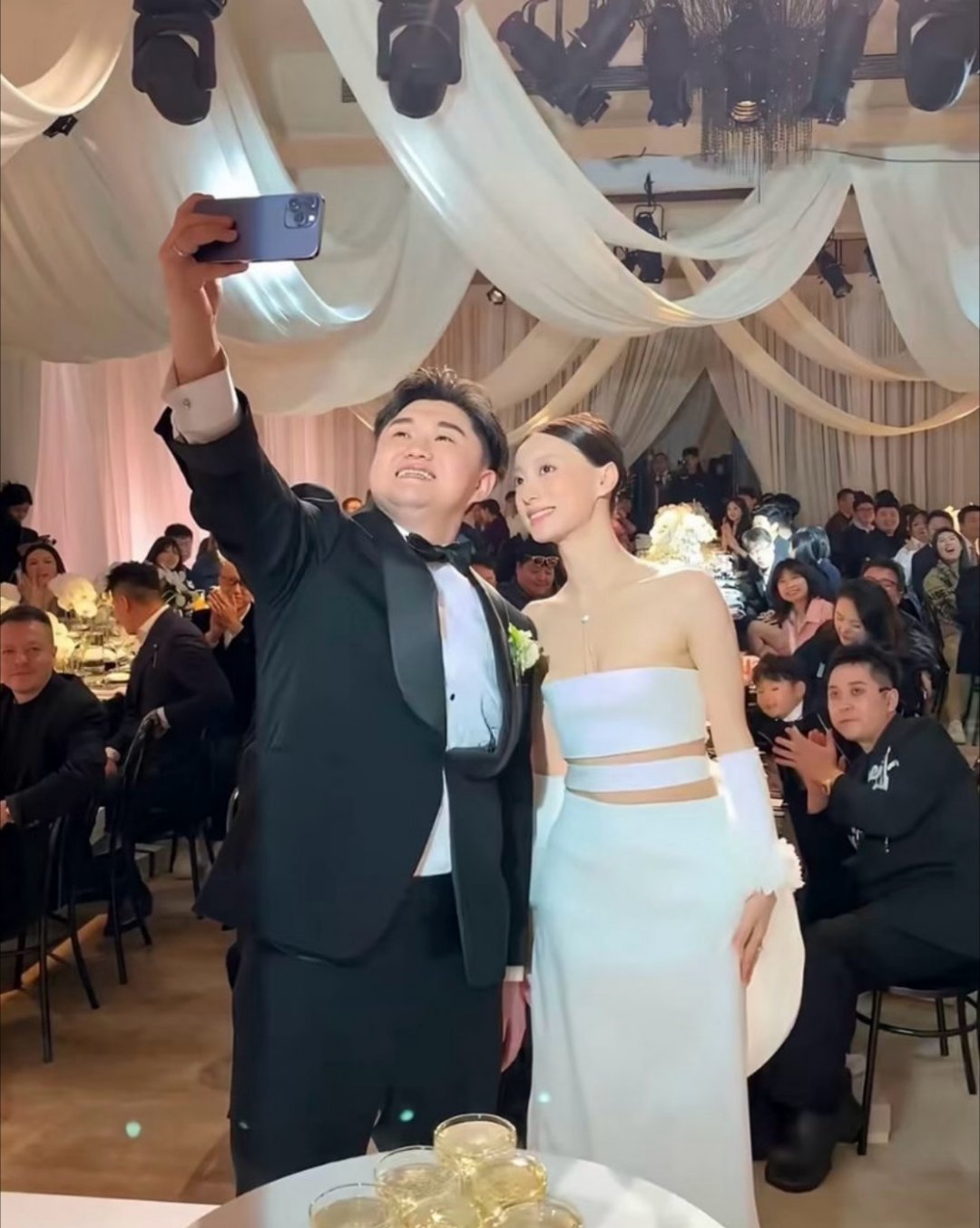 张百乔小雪疑似离婚张百乔小雪又传出离婚传闻了。独自参加婚礼，直播唱歌的时候几度