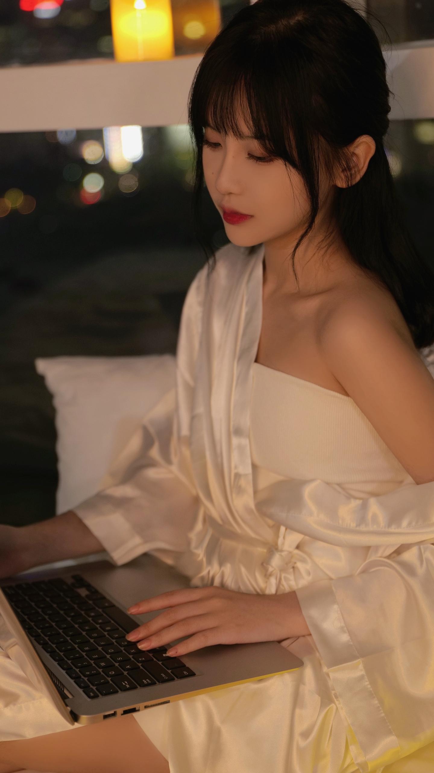 舅舅和舅妈吵架，舅妈说："离婚！"，舅舅说："走，离就离！"那天下午，他们气冲