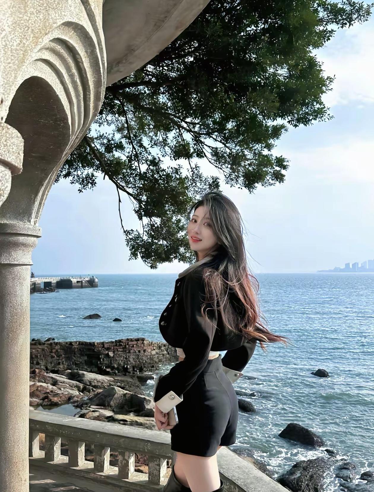 在海边欣赏海景，好惬意！