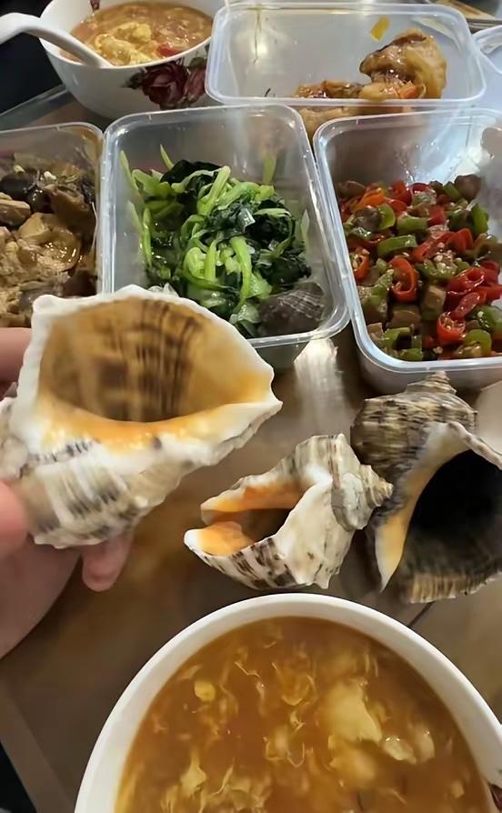 近日，山东威海，一男子吃完海鲜后，会把螺壳洗干净，晒干就去海边扔在沙滩上，这样外