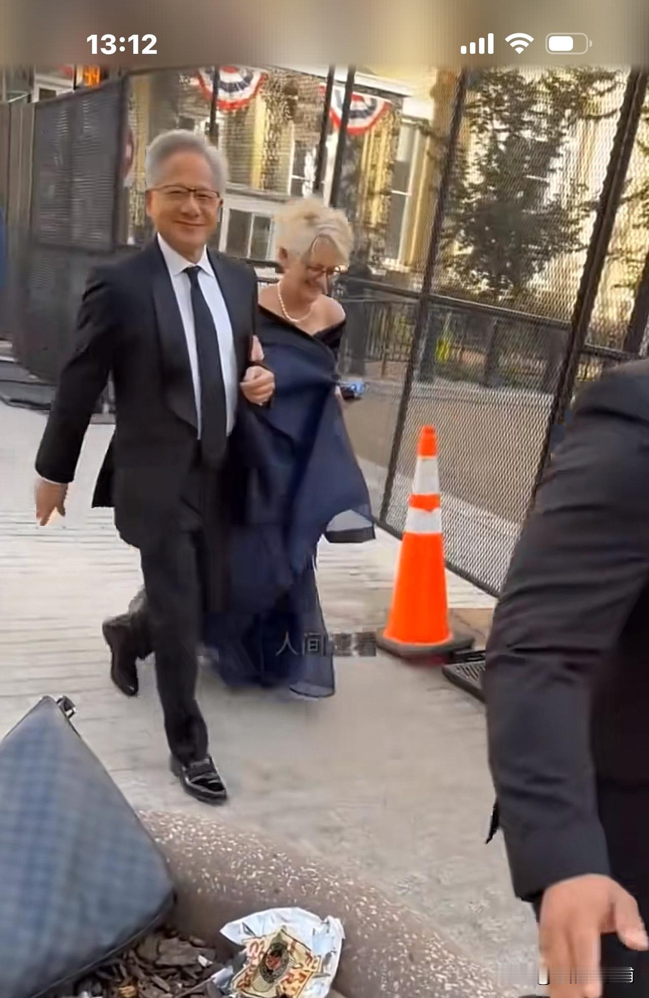 英伟达老板黄仁勋携妻子出席白宫晚宴，从一个铁门进去了！妻子穿着蓝色晚礼服，笑