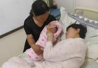 同学单位的一位教务主任，曾经是一位十分优秀的数学老师。她女儿要生育了，要求她妈妈