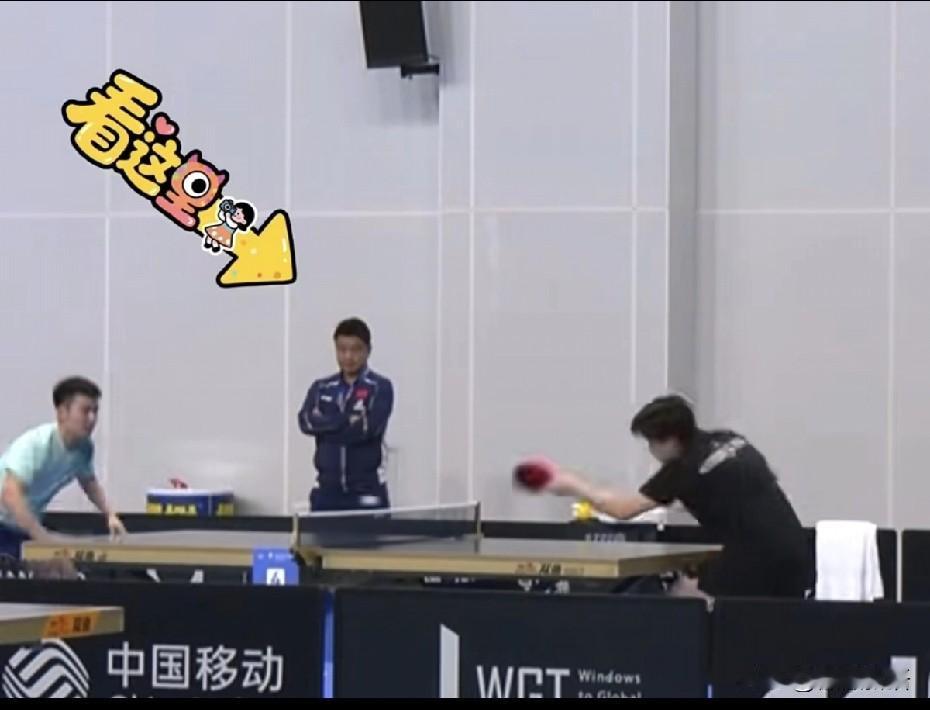 决赛日王皓在训练场也没闲着，王楚钦和牛冠凯在练球时，他在场外热身了，站起来蹲下，