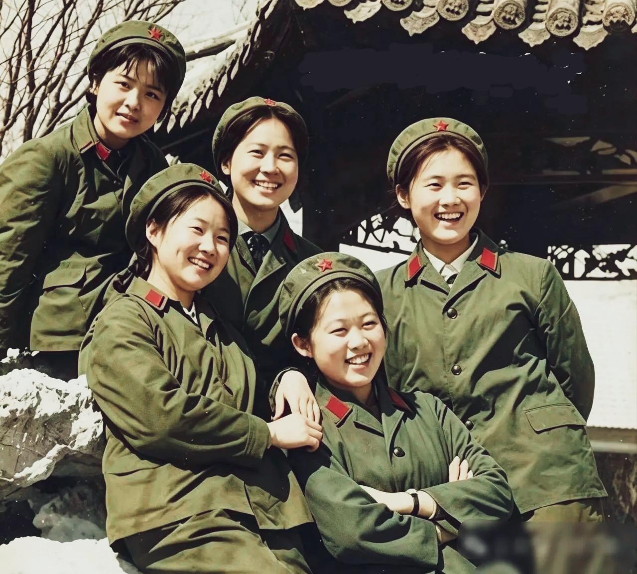 女兵，女兵，红星照耀着美丽的青春。这五个女兵谁最美？