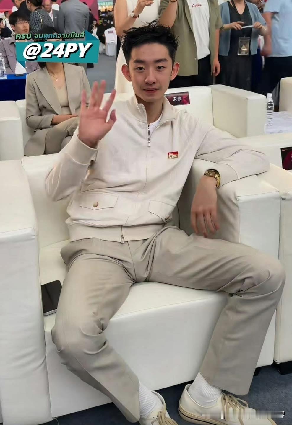 吴宜泽的进攻型打法备受关注，尤其是在决赛决胜局对阵墨菲的比赛中，他“别无选择”地