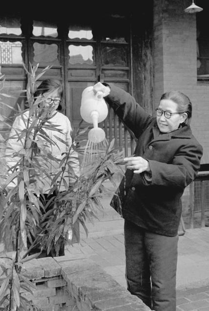 1937年，一位女红军在牧民家中诞下一子。当马家军搜捕时，她正给孩子喂奶，危急关