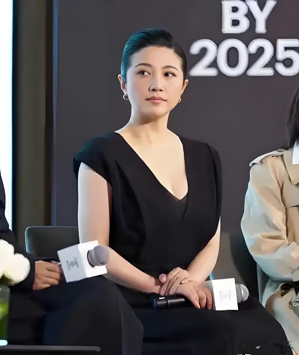 笑死！颜丙燕谈了个小20岁男友网友：如果是我儿子，那就是孽缘，如果是我，没办
