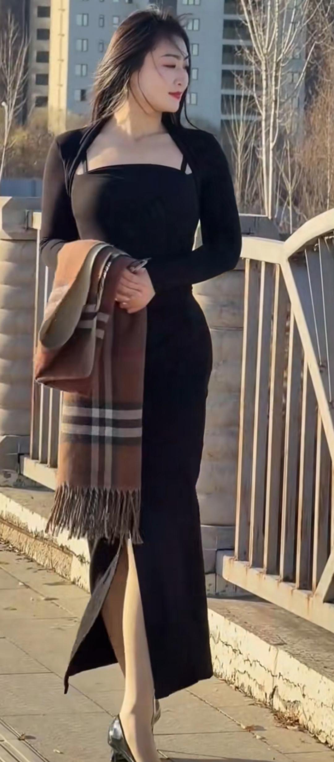 优雅黑裙，秋日暖阳下的时尚漫步