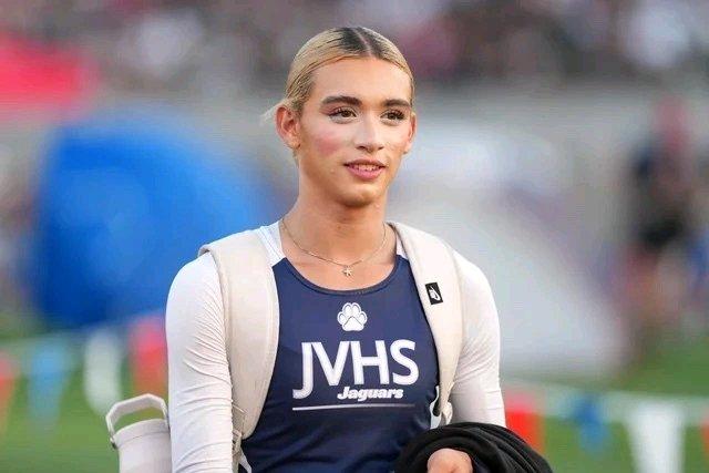 美国这事儿可太有争议了。16岁的AB-埃尔南德斯，出生男性后变性成女性，代表