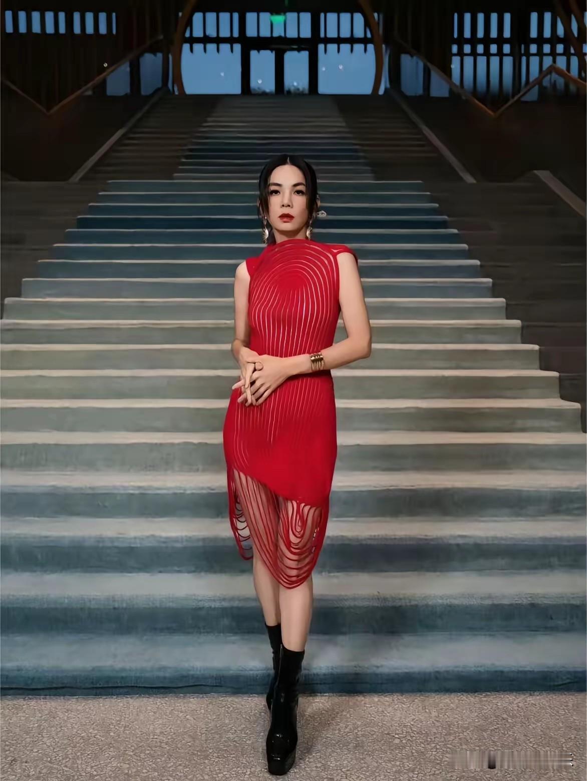 事实证明：不仅“人靠衣装”，同样“衣靠人衬”。同一件衣服，陈嘉桦、容祖儿、莫文