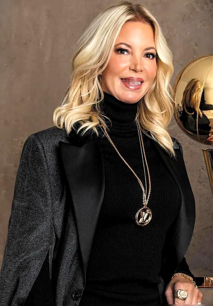 2025年，湖人卖了100亿美元。1979年老巴斯67.5万美元拿下的球队