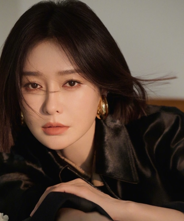 秦岚近些年的综艺节目简直上演了一出岚姐嗓音变声记2023年在《花儿与少年》中，